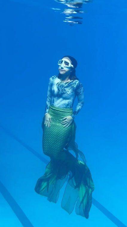 potret Gisel berenang pakai kostum mermaid (instagram.com/gisel_la)