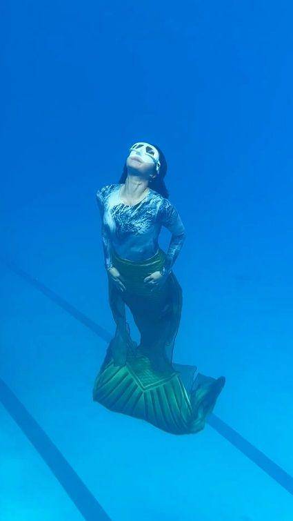 potret Gisel berenang pakai kostum mermaid (instagram.com/gisel_la)