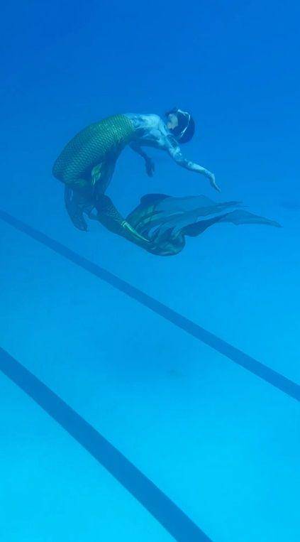 potret Gisel berenang pakai kostum mermaid (instagram.com/gisel_la)