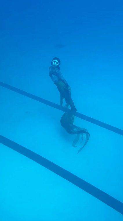 potret Gisel berenang pakai kostum mermaid (instagram.com/gisel_la)