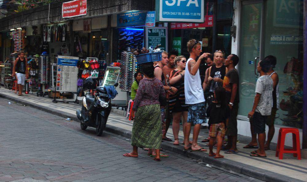 Jalan Legian (commons.wikimedia.org/Hariadhi)