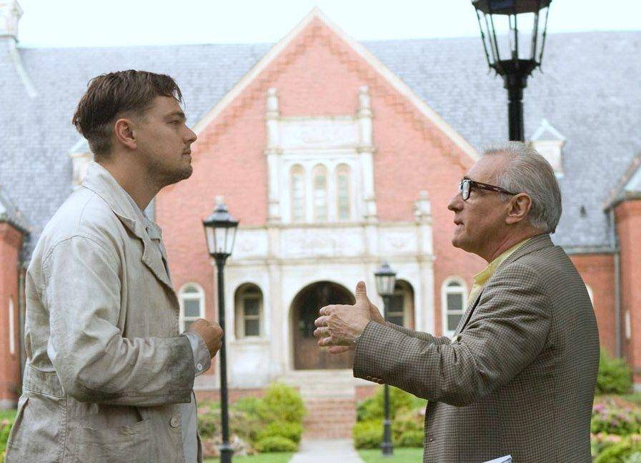 Leonardo DiCaprio sedang mendengar arahan Martin Scorsese di Shutter Island (Dok. Paramount Pictures/Shutter Island)