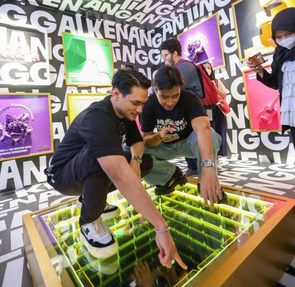 Afgan dan Vidi Aldiano di instalasi seni UBS Gold (Dok.UBS Gold)