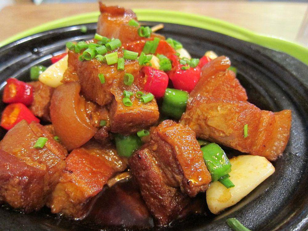 ilustrasi mao's braised pork dari hunan cuisine (commons.wikimedia.org/Mshuang2)