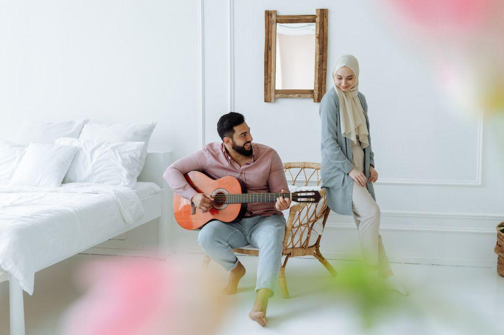 6 Tips Nembak Gebetan dengan Lagu, Nyanyi Sendiri atau Setel Saja?