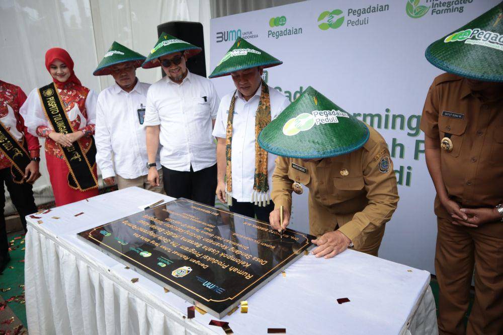 PT Pegadaian bersama dengan Pemerintah Kabupaten Tulungagung, meresmikan Rumah Produksi Kelompok Usaha Bersama (KUBE) Berkah Abadi binaan Pegadaian, sekaligus meluncurkan program The Gade Integrated Farming di Desa Sendang, Kecamatan Sendang, Kab. Tulungagung pada Selasa (27/16). (Dok. Pegadaian)