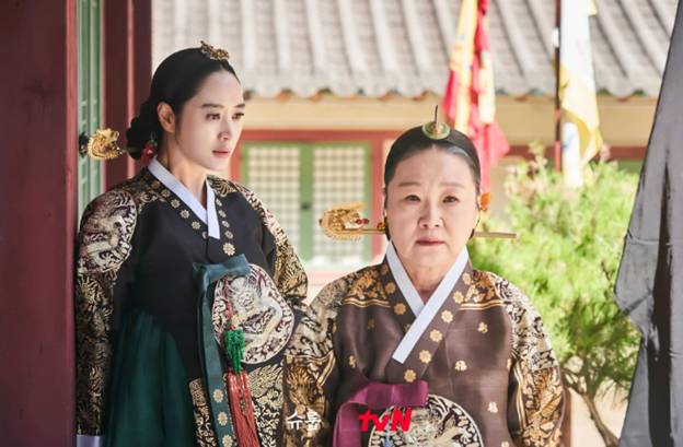 cuplikan scene drama Under The Queen's Umbrella (dok. tvN/Under The Queen's Umbrella)
