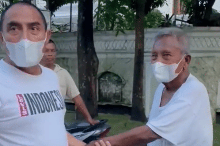 Gubernur Sumatra Utara ke-14 Rudolf Mazuoka Pardede (kanan) saat bertemu Gubernur Sumut saat ini Edy Rahmayadi (instagram/edy_rahmayadi)