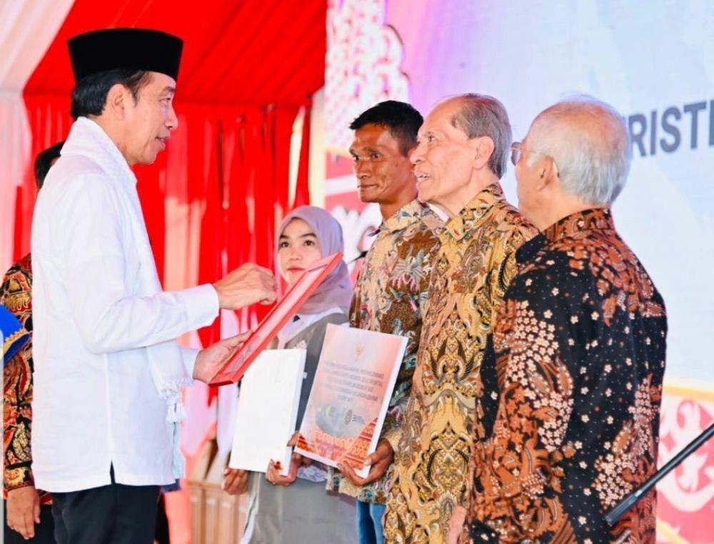 Presiden Joko "Jokowi" Widodo memberikan kompensasi dan hak pemulihan bagi korban pelanggaran HAM Berat masa lalu. (www.instagram.com/@jokowi)