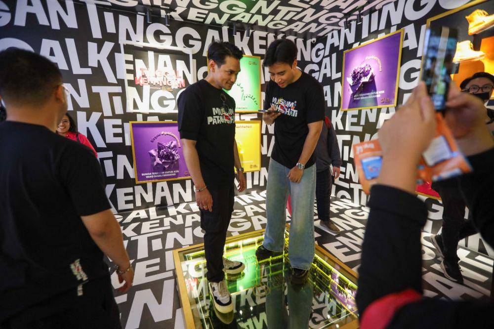 Afgan dan Vidi Aldiano di instalasi seni UBS Gold (Dok.UBS Gold)