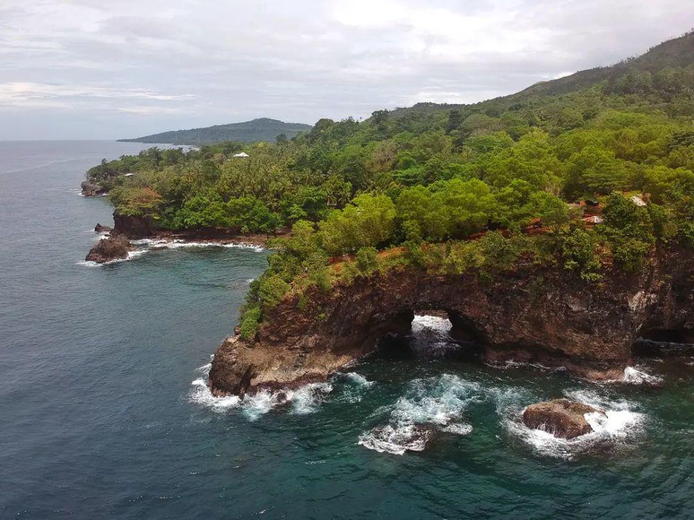 10 Potret Pantai Pintu Kota Ambon, Landscape-nya Unik!