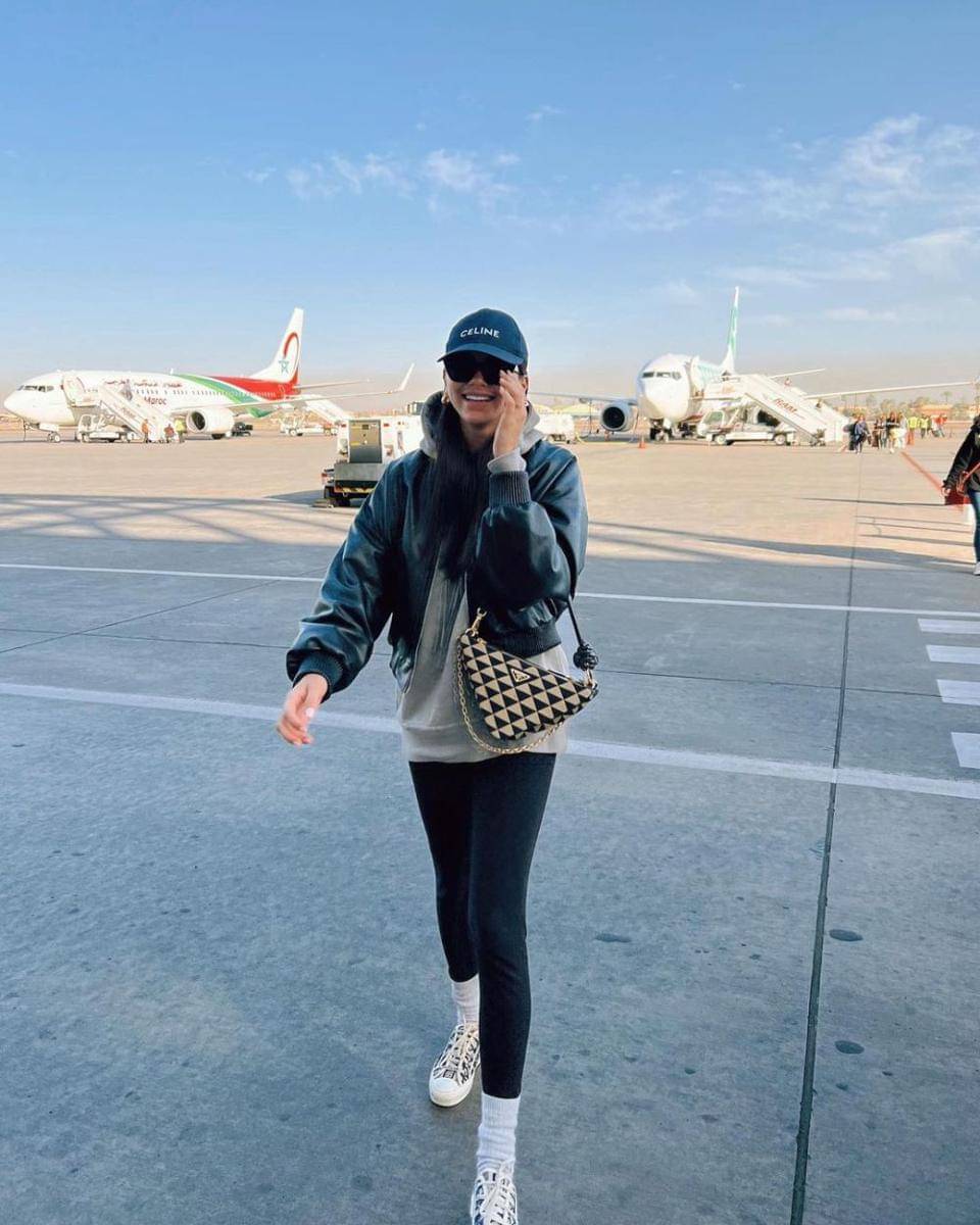 Outfit monokrom ala Alyssa Daguise (instagram.com/alyssadaguise)
