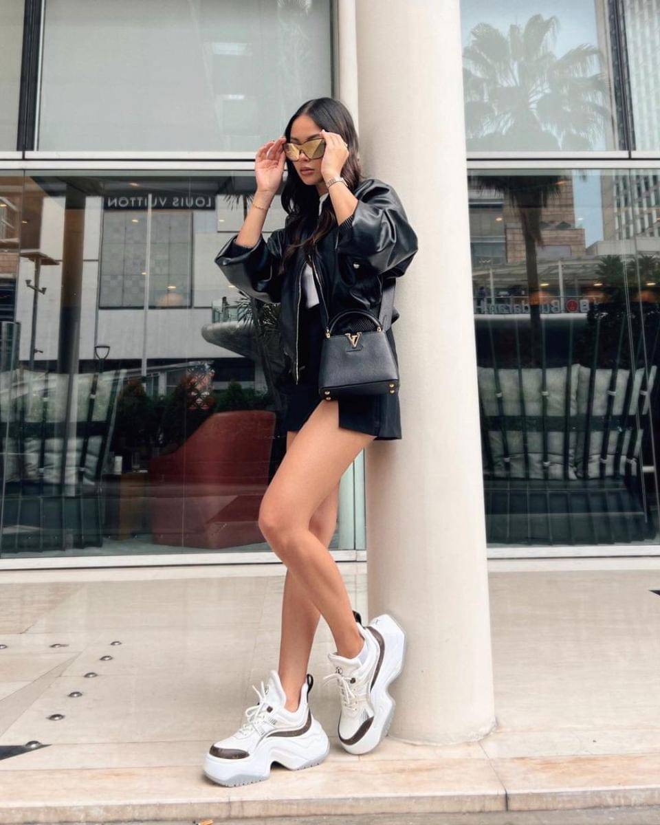 Outfit monokrom ala Alyssa Daguise (instagram.com/alyssadaguise)
