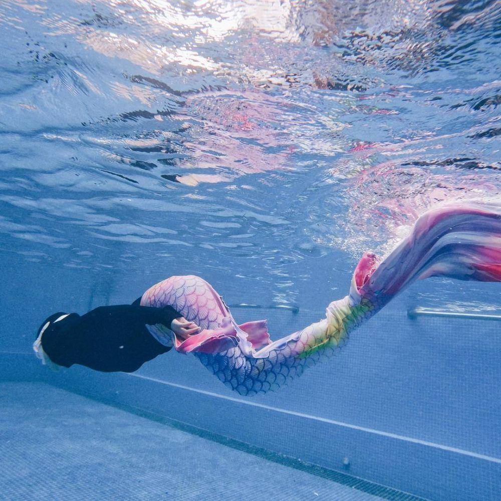 potret Aryani Fitriana berenang pakai kostum mermaid (instagram.com/aryanifitriana24)