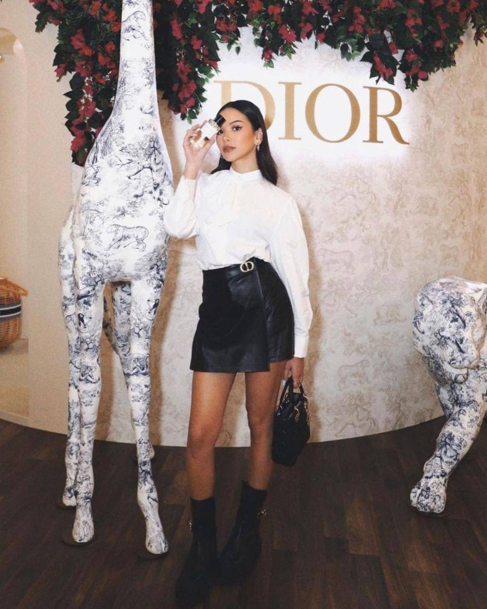 Outfit monokrom ala Alyssa Daguise (instagram.com/alyssadaguise)