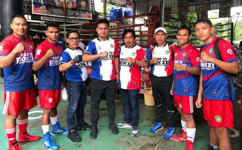 Ketua Pertina Sulsel Harpen Reza Ali (keempat dari kiri) bersama pengurus Pertina Sulsel. (Dok. Istimewa)