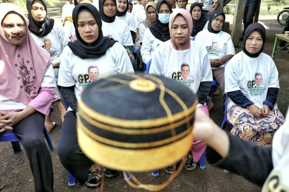 Gerakan Passeddingeng Ganjar Berbagi Ilmu Pembuatan Songkok Recca Bone