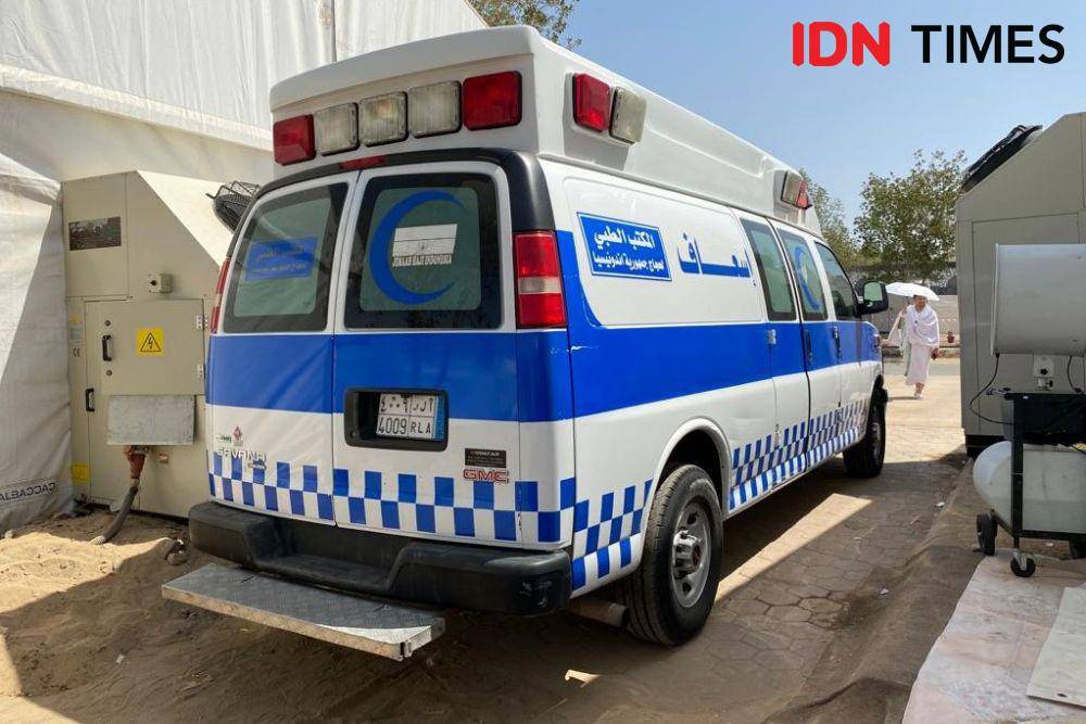 Ambulans yang bersiaga di dekat tenda-tenda jemaah yang melaksanakan wukuf di Arafah. (IDN Times/Sunariyah)