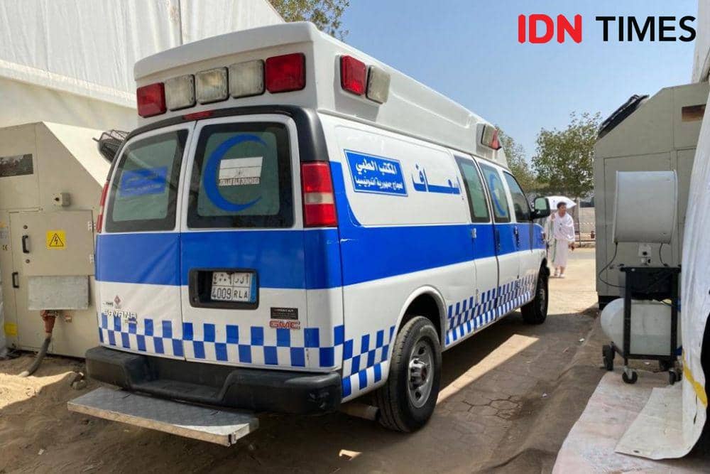 Ambulans yang bersiaga di dekat tenda-tenda jemaah yang melaksanakan wukuf di Arafah. (IDN Times/Sunariyah)