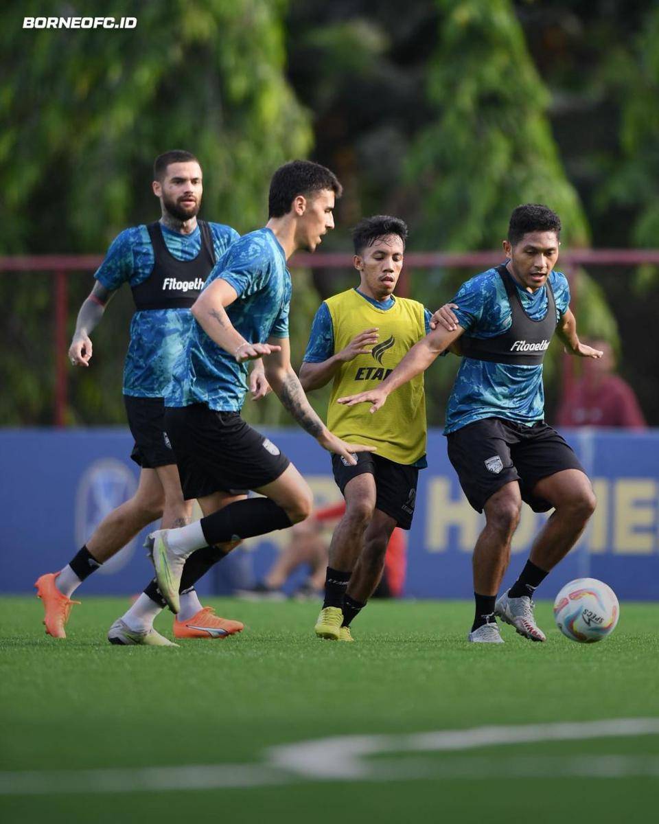 Pemain asing Borneo FC sedang berlatih di lapangan hijau. (facebook.com/BorneoFootballClub)