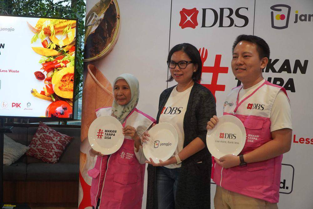 (Ki-ka) Sub Koordinator Urusan Pengelolaan Sampah Dinas Lingkungan Hidup Provinsi DKI Jakarta Rita Ningsih, Head of Group Strategic Marketing and Communications PT. Bank DBS Indonesia Mona Monika, dan Founder & CEO Jangjo Joe Hansen, menghadiri acara pengumuman kerja sama antara Bank DBS Indonesia dengan Jangjo di Jakarta, Rabu (12/4/2023) (Dok. Bank DBS Indonesia)