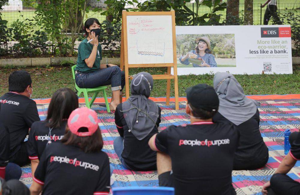 Lebih dari 40 karyawan Bank DBS Indonesia mengikuti program Kompos Kolektif merupakan bagian dari People of Purpose, kegiatan sukarela bagi karyawan untuk memperluas dampak positif yang dapat diberikan kepada masyarakat. (Dok. Bank DBS Indonesia)