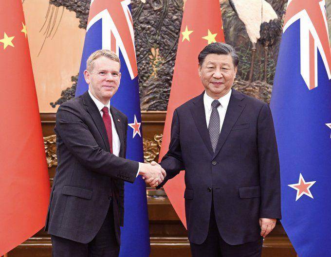 Perdana Menteri Selandia Baru Chris Hipkins (kiri) saat melakukan pertemuan bilateral dengan Presiden China Xi Jinping di Beijing, pada Selasa (27/6/2023) waktu setempat. (twitter.com/SpokespersonCHN)