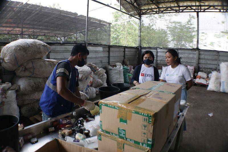 Head of Group Strategic Marketing & Communications PT Bank DBS Indonesia Mona Monika mengunjungi fasilitas Waste4Change di Bekasi, Selasa (21/3/2023). Waste4Change adalah salah satu wirausaha sosial penerima dana hibah DBS Foundation Social Enterprise (SE) Grant 2021. Dana hibah yang diterima digunakan untuk mendorong pengelolaan sampah plastik bernilai ekonomi rendah melalui jejaring pelapak.