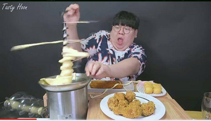 momen lucu saat youtuber Korea mukbang dengan mesin air mancur (youtube.com/Tasty Hoon)