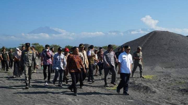 Bupati Lotim meninjau lokasi tambang pasir besi PT AMG di pantai Dedalpak (Humas Protokol dan Komunikasi Pimpinan Setda Lotim)