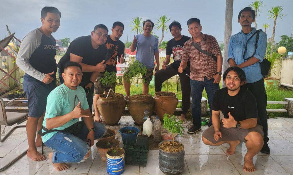 Tim Turtles Squad Polda Sulsel amankan belasan pot bibit ganja di Gowa. (Istimewa)