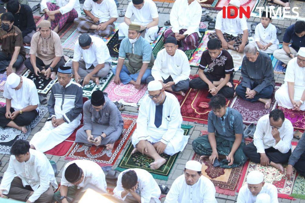 Sejumlah warga persyarikatan Muhamadiyah terlihat duduk bersila sembari mendengarkan khotbah saat pelaksanaan salat ied di Kampus Universitas Muhamadiyah Semarang (Unimus). (IDN Times/Dok PW Muhamadiyah Jateng)