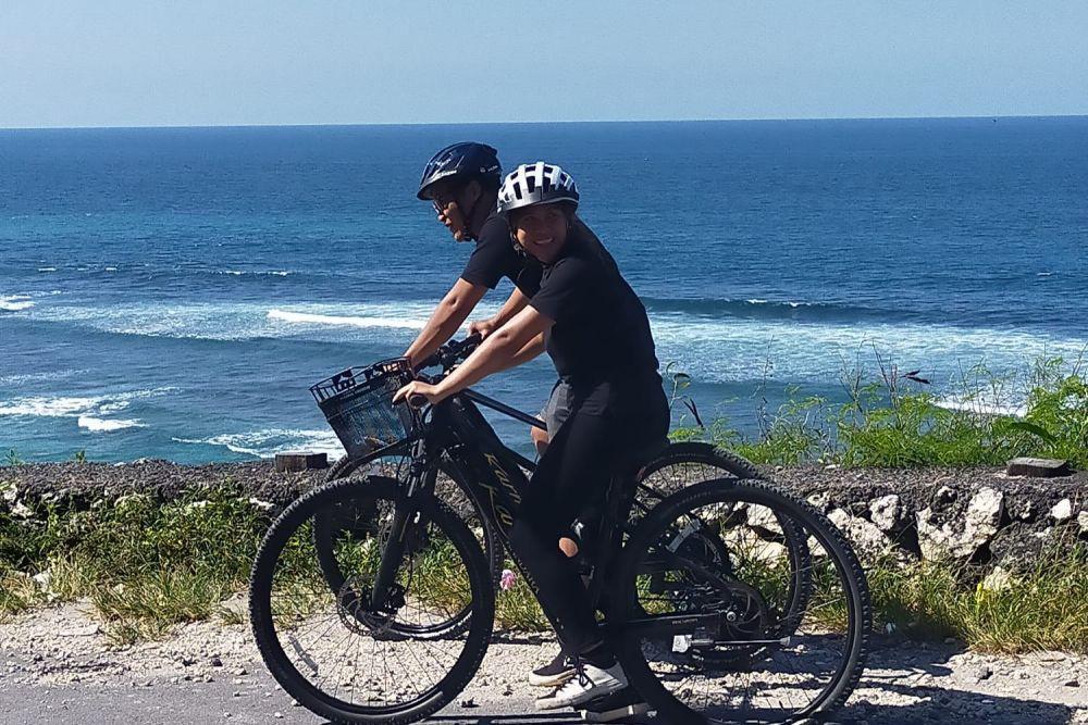 Pesona Tebing di Kuta Selatan, Tour E-Bike Lekat dengan Alam