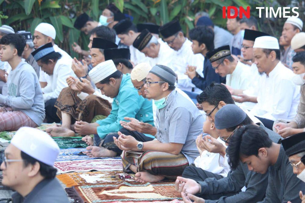 Sejumlah warga Muhamadiyah menengadahkan tangannya saat berdoa usai melaksanakan salat ied di Unimus. (IDN Times/Dok PW Muhamadiyah Jateng)