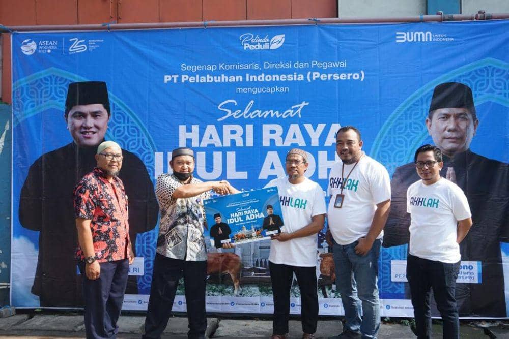 General Manajer Pelindo Pelabuhan Tanjung Emas Hardianto menyerahkan sapi kurban secara simbolis kepada warga. (IDN Times/Dok Humas Pelindo Pelabuhan Tanjung Emas)