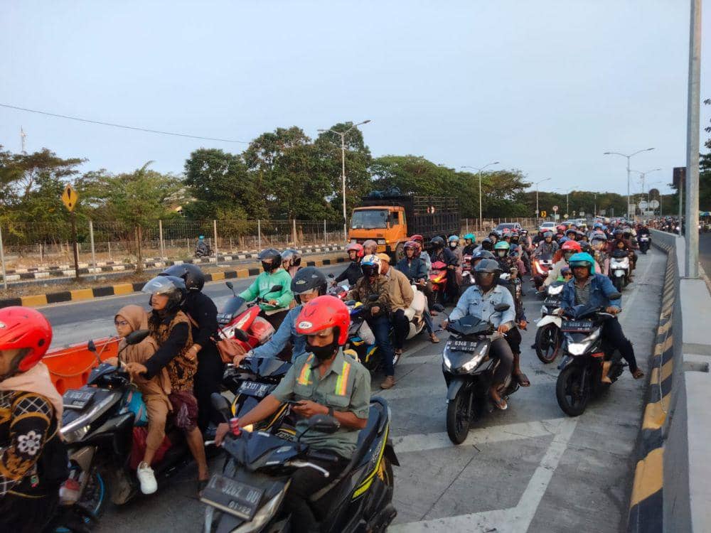 Tradisi Toron, Suramadu Merayap Sejak Sore hingga Malam