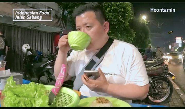 youtuber Korea Hootamin tidak sengaja minum air kobokan saat makan di Indonesia (youtube.com/Hootamin)