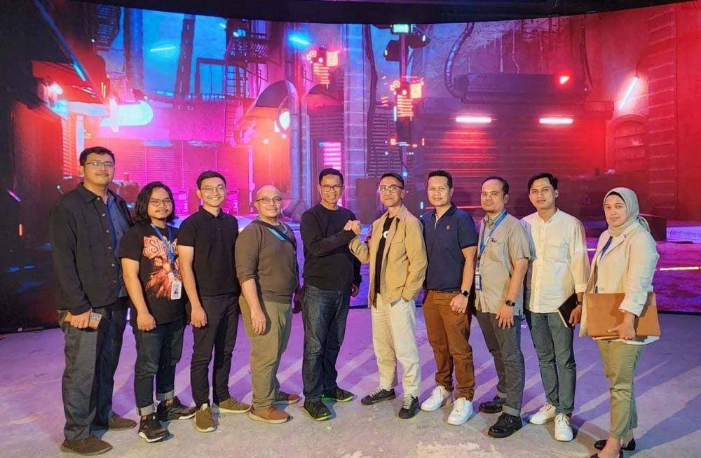Direktur Utama Nuon Digital Indonesia Aris Sudewo (kelima dari kanan) dan Direktur Utama PFN Dwi Heriyanto B (kelima dari kiri) bersama dengan tim saat acara kunjungan Nuon ke kantor pusat PFN beberapa waktu lalu. (Dok. Telkom)