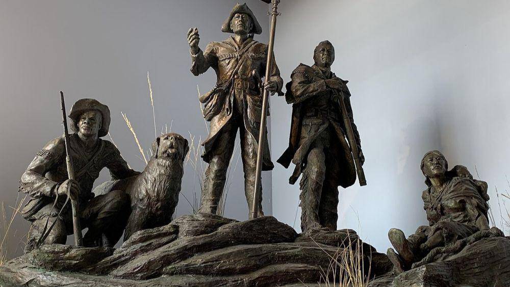 patung Lewis, Clark, York, dan Sakagawea di Clark National Historic Interpretative Center, Great Falls, Montana (commons.wikimedia.org/Robert Scriver)