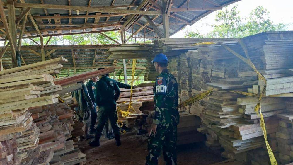 Kementerian Lingkungan Hidup dan Kehutanan (KLHK) melalui Balai Gakkum KLHK Wilayah Sulawesi bersama dengan stakeholders terkait berhasil mengamankan industri pengolahan kayu ilegal yang beroperasi di Desa Lakahang Utama, Kecamatan Tabulahan, Kabupaten Mamasa, Sulawesi Barat. (Dok. KLHK)