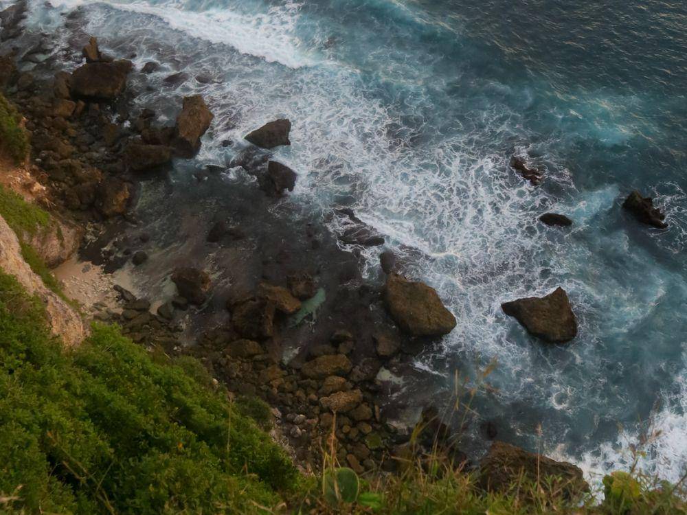Lautan lepas dengan bebatuan di tepinya, yang terlihat dari atas Karang Boma Cliff (Dok.Pribadi/Natalia Indah)