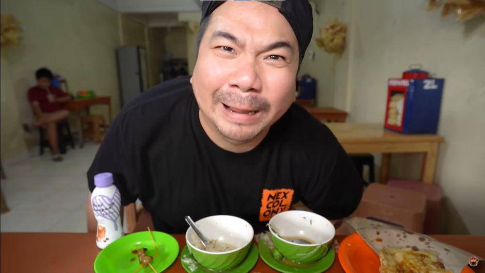 Nex Carlos jatuh saat review soto (youtube.com/Nex Carlos)