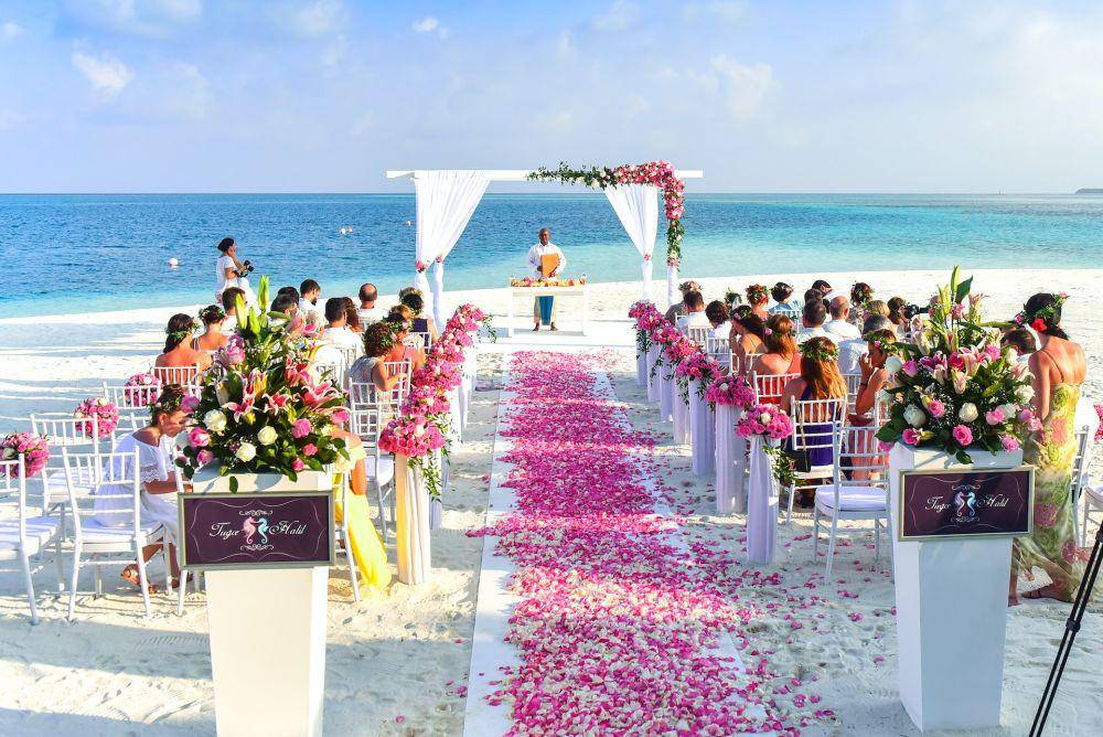 ilustrasi suasana pernikahan di pantai (pexels.com/Asad Photo Maldives)