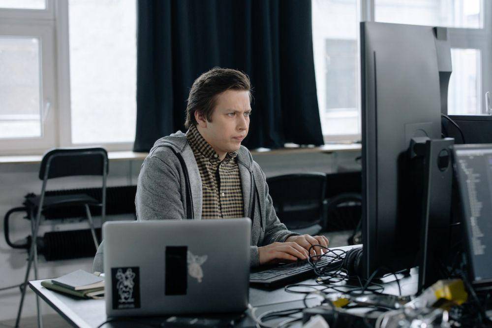 ilustrasi cybersecurity analyst (pexels.com/cottonbro studio)