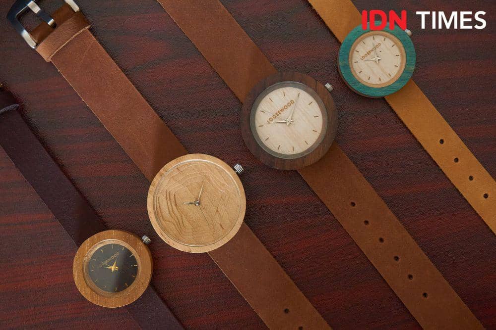 Produk UMKM Loosewood, hasil daur ulang papan (deck) papan luncur (skateboard) menjadi jam tangan kayu di Kota Solo (IDN Times/Dhana Kencana)