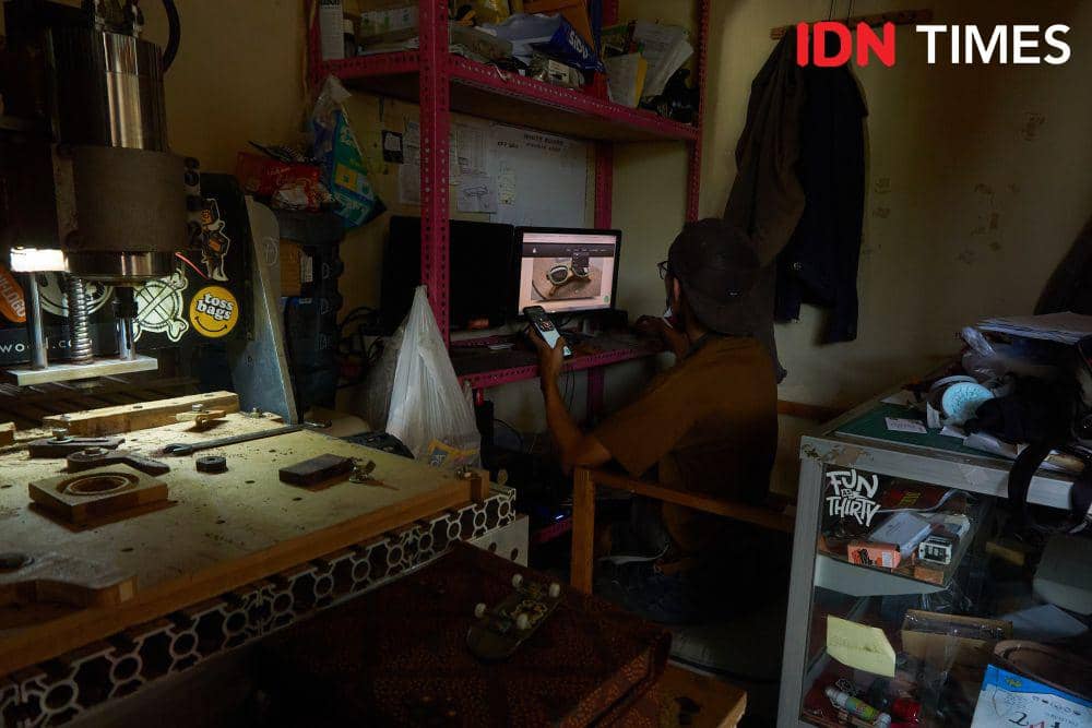Pemilik UMKM Loosewood, Andhika Praditya (30) memanfaatkan teknologi informasi untuk memasarkan dan branding produk daur ulang papan (deck) papan luncur (skateboard) di Kota Solo (IDN Times/Dhana Kencana)