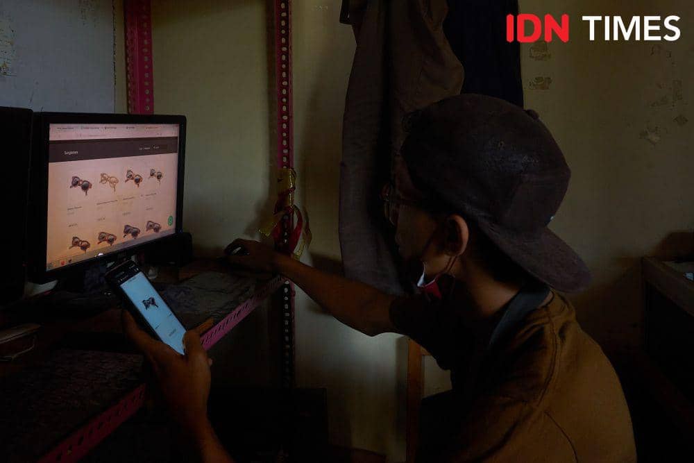 Pemilik UMKM Loosewood, Andhika Praditya (30) memanfaatkan teknologi informasi untuk memasarkan dan branding produk daur ulang papan (deck) papan luncur (skateboard) di Kota Solo (IDN Times/Dhana Kencana)