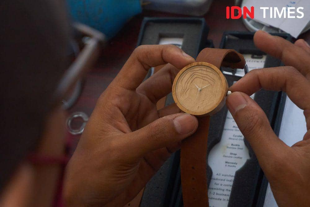 Pemilik UMKM Loosewood, Andhika Praditya (30) mengecek produk jam tangan kayu hasil daur ulang papan (deck) papan luncur (skateboard) di Kota Solo (IDN Times/Dhana Kencana)