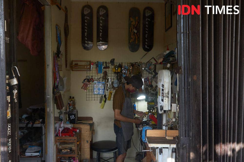 Pemilik UMKM Loosewood, Andhika Praditya (30) mendaur ulang papan (deck) papan luncur (skateboard) menjadi kacamata kayu di Kota Solo (IDN Times/Dhana Kencana)