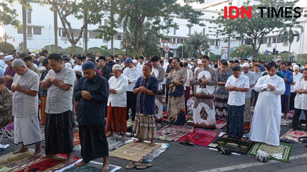 Suasana salat Idul Adha di Tugu Pahlawan Surabaya. (Dok. Istimewa).